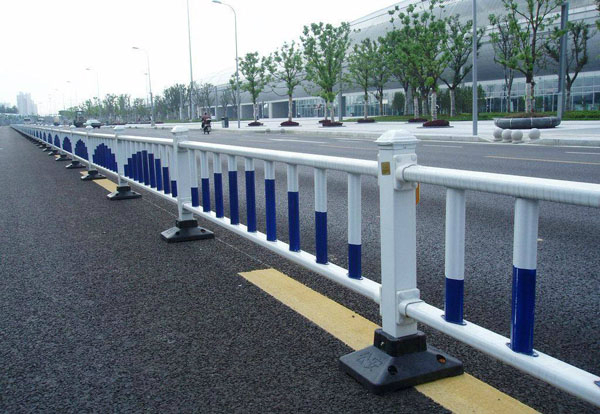 道路隔離欄